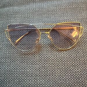 Chic Gold Frame Aviator Sunglasses with purple lenses